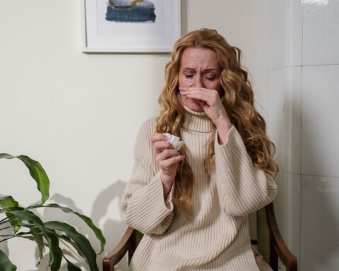 woman suffering from her allergy